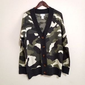 Arizona Jean Co. M Button Front Camo Sweater Cardigan in Army Green